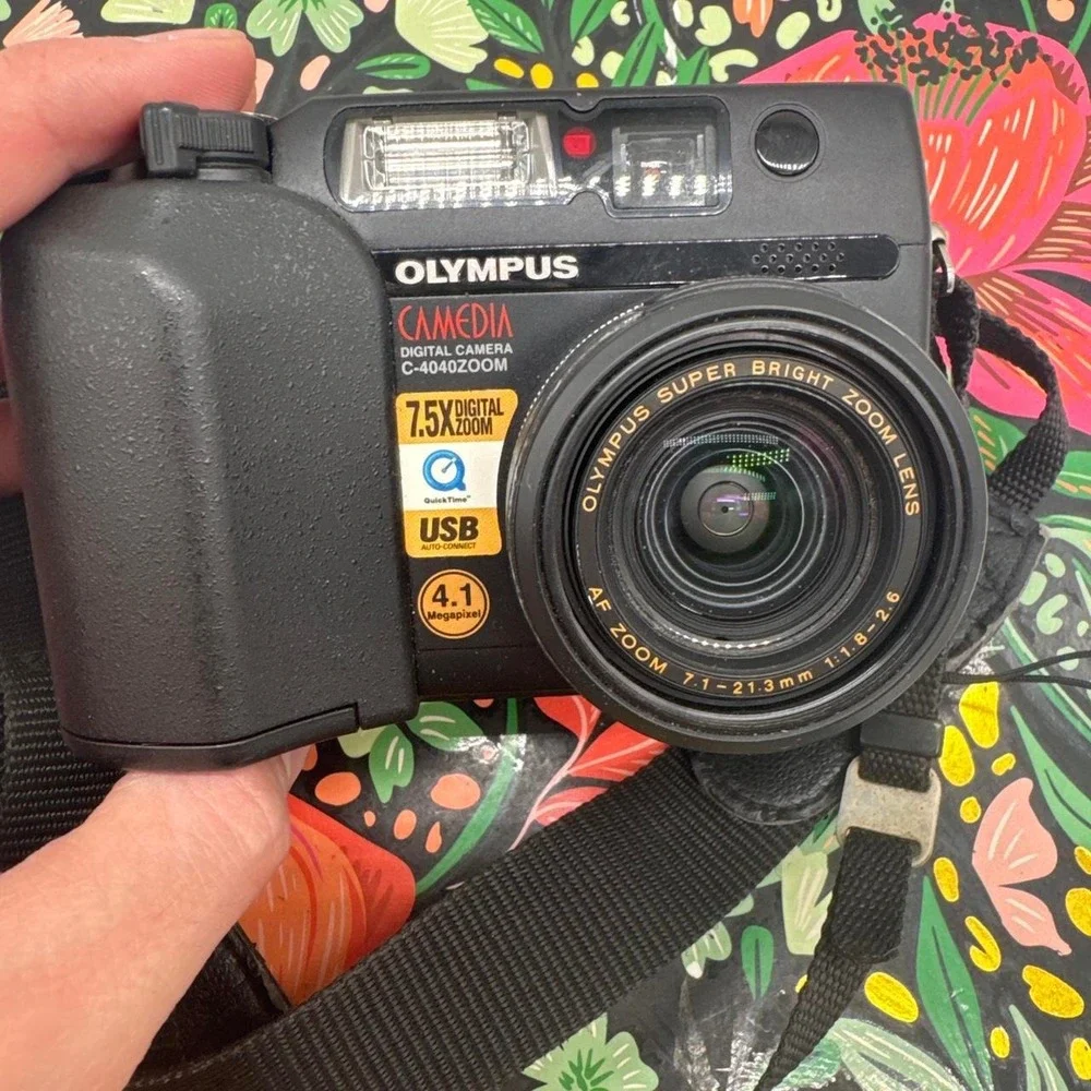 Olympus Camedia‎ C-4040 Zoom Digital Camera – Compact Point-and-Shoot Camera